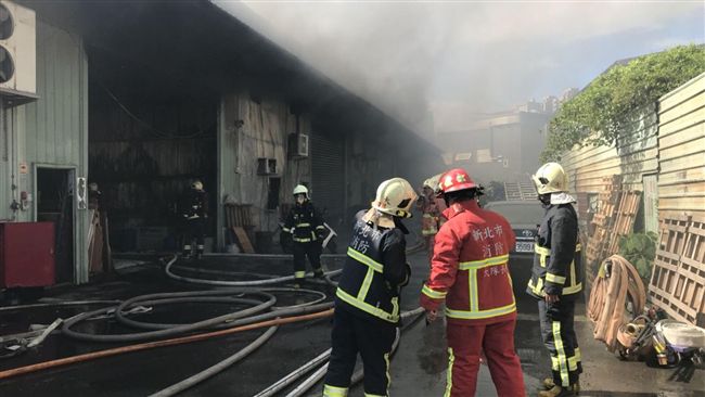 中和壓克力工廠竄火　火勢延燒4工廠