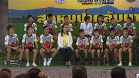 泰國足球隊少年、洞穴、睡美人洞、出院，圖／翻攝自AP影音