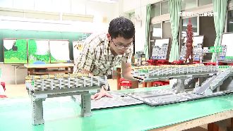 為安撫社會　國小師用積木堆起張藥房