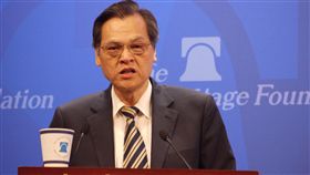 陸委會主委陳明通在華府智庫演說陸委會主委陳明通在傳統基金會演說指出，中華民國不可能讓渡主權換取虛幻和平，民主台灣的2300萬人民，更不可能把命運交給對岸非民主體制決定。中央社記者鄭崇生華盛頓攝 107年7月18日