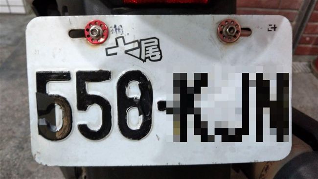 男自作聰明電火布貼車牌　更明顯反露