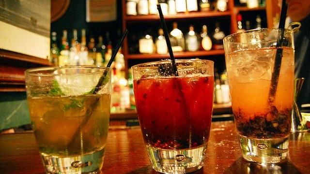 女子喝調酒　一口就像遭電擊洗腎撿命