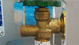 桶裝瓦斯用戶注意　快檢查鋼瓶型號（2）經濟部標檢局稽查發現，由台灣保安公司進口的瓦斯鋼瓶部分開關有漏氣現象，提醒民眾確認家中桶裝瓦斯，若開關型號為V2S-PA，且製造日期是2017年9月、10月與11月，請立即關閉鋼瓶開關並通知鄰近瓦斯行更換，以免發生危險。圖為瓦斯鋼瓶開關。中央社　107年7月14日