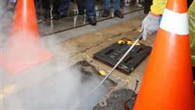 許立明視察環保局滅蚊消毒步驟高雄市今年首例本土登革熱確診病例出現在前鎮區草衙里，代理市長許立明（後左4）4日除帶頭誓師防疫滅斑，並視察示範環保局人員進行高溫、高壓溝壁沖刷作業等滅蚊步驟。中央社記者董俊志攝　107年7月4日