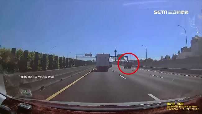 鐵棍掉落國道　「移動兇器」險砸後車