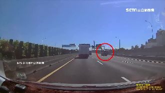 鐵棍掉落國道　「移動兇器」險砸後車