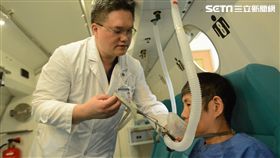 醫師張孟宗替患者進行高壓氧治療。（圖／台北慈濟醫院提供）