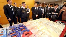 檢調去年破獲史上最大古柯鹼走私案，卻爆出檢察官爭功搶獎金等爭議，圖為時任行政院長的林全（左三）嘉勉有功人員並檢視毒品。調查局提供