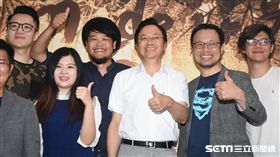 前行政院長張善政出席紐約藝術展啟動記者會，與阿福等人合影。 （圖／記者林敬旻攝）