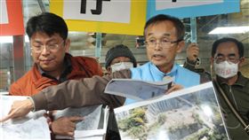 為環保而戰  牛埔里長陳永和將選台南市長長期反對在台南市龍崎區設置事業廢棄物綜合處理中心的台南市龍崎區牛埔里長陳永和（前右），計畫參選市長，他表示，希望給鄉親多一個選擇，也讓台南多一個機會。（資料照片）中央社記者楊思瑞攝  107年7月19日