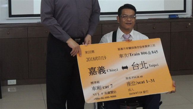 脊損傷友參訪輔具展　高鐵暖心贈票