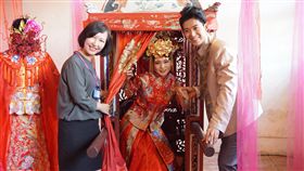 金囍假期　邀新人來金門拍婚紗金門縣政府推出2018「金囍假期I Love You」結婚和愛情兩大主題旅遊，縣府觀光處長陳美齡（左）8日邀請海內外情侶或夫妻前來金門觀光旅遊、體驗拍婚紗，感受金門幸福城市的魅力。中央社記者黃慧敏攝　107年6月8日
