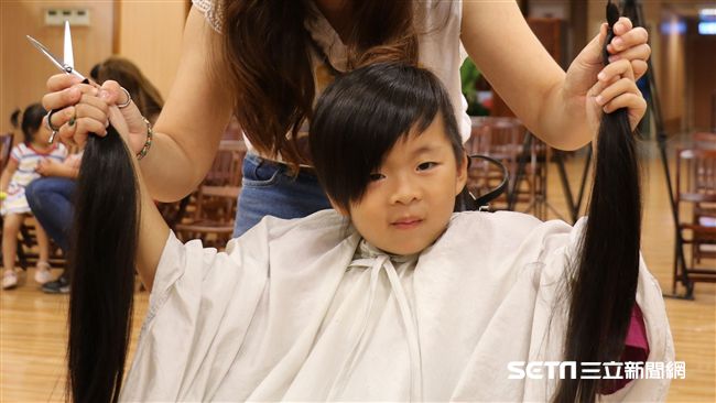 不捨表姐罹癌過世…5歲男童留髮行善
