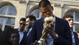 亞雷歐拉還不曾代表法國隊出賽就可親吻世足賽冠軍金盃 。（圖／美聯社／達志影像）