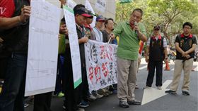 桃園清潔大隊拒給假　勞動部前陳情（2）桃園市環保局工會19日在勞動部前陳情，希望勞動部能駁回桃園市政府清潔稽查大隊的訴願，並要求資方依法給予勞工應有賠償，清潔隊員林星位（右3）也到場說明目前所面臨的處境。中央社實習記者李雨莘攝　107年7月19日