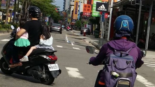 騎車3貼！男單手抱女兒　疑想闖紅燈