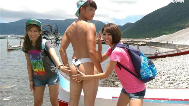 小鮮肉男星穿丁字褲　大方秀超翹屁屁