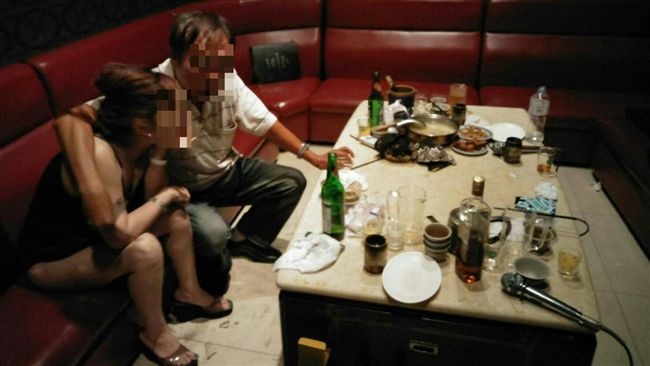 半百婦陪酒磨蹭男客　嬌嗔偶素紅牌捏