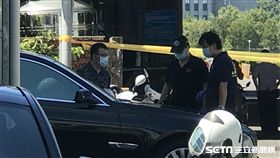 台北市濱江街維修廠發生槍擊案，廢土同業公會前理事長王國振遭打中右小腿送醫（楊忠翰攝）