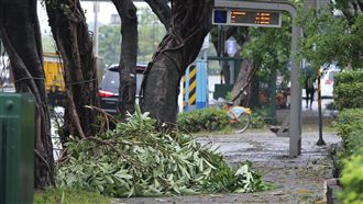 颱風天送餐　外送員「厭世臉」全拍下