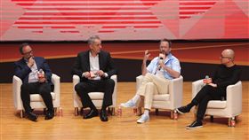 科技大咖出席數位創新論壇維基百科創辦人威爾斯（Jimmy Wales）（左至右）、博世執行董事白邦德（Bernd Barkey）、Skype共同創辦人普瑞提斯（Geoffrey Prentice）與Gogoro執行長陸學森，19日在台北出席ABAC數位創新論壇（DIF），以「逆向創新，數位經濟下的全新商務模式」為題座談。中央社記者徐肇昌攝  107年7月19日