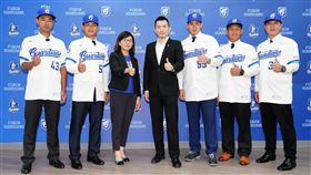 富邦悍將新秀加盟記者會，左起胡冠俞、王正棠、陳昭如行政副領隊、蔡承儒領隊、陳品學、蕭憶銘、張竣龍。（圖／富邦悍將提供）