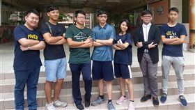 記錯學測時間　賴冠宇指考獲三類組榜首嘉義高中考生賴冠宇（左）學測時記錯自然考科時間，仍獲73級分；19日大學指考成績公布，他考出476.6分的全校最高分，而且還是全國三類組榜首。（嘉義高中提供）中央社記者江俊亮傳真　107年7月19日