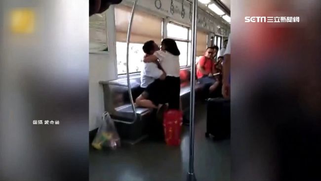 女攻擊乘客趴地舔血　醫師說恐罹這病