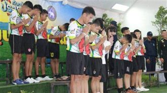 出院回家！泰國洞穴少年受困經歷解密