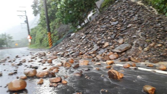 台27線坍方　目前僅開放單邊通行