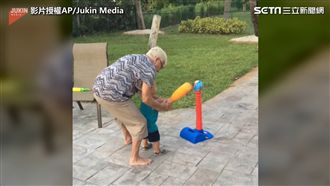 阿嬤興奮教揮棒　孫子下一秒竟慘跌