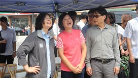 張藥房拆後5年原地重建　蔡總統現身支持苗栗大埔張藥房拆除屆滿5年，18日舉行動土祈福儀式準備原地重建，總統蔡英文（前左）由教育部長葉俊榮（前右）等人陪同，到場為張藥房遺孀彭秀春（中）鼓勵、加油，兩人微笑望向即將重建的基地，不時交換意見。中央社記者管瑞平攝　107年7月18日