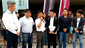鄭性澤聲請冤獄補償法院開庭　民團聲援當年台中KTV包廂殺警案被指控殺警的鄭性澤（前左3），再審改判無罪定讞後針對4321天冤獄聲請補償金新台幣2160萬5000元，法院19日開庭審理，許多公民團體到場聲援鄭性澤。中央社記者蘇木春攝　107年7月19日