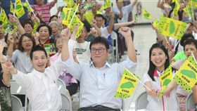 姚文智出席市政座談　現場造勢拚支持民進黨提名台北市長參選人姚文智（前中）與議員參選人鍾佩玲（前右）19日在葫東區民活動中心舉辦聯合市政座談會，現場與會民眾一同揮舞旗幟，拉抬士氣。中央社記者吳家昇攝　107年7月19日