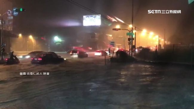 暴雷雨襲高雄水淹近膝　排水孔變噴泉