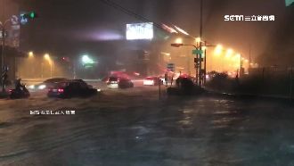 暴雷雨襲高雄水淹近膝　排水孔變噴泉