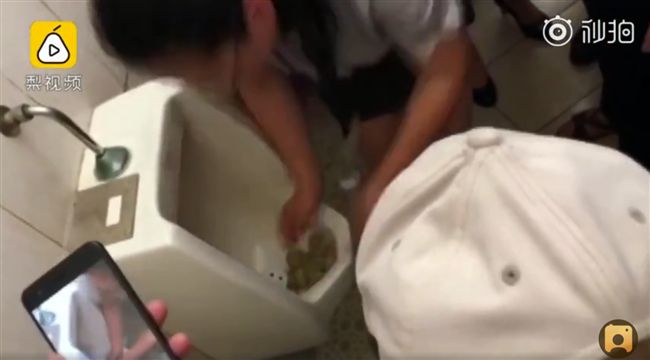女副總小便池翻炒麻糬　員工搶吃喊香