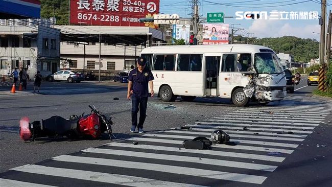 重機衝撞校車巴士　騎士送醫不治