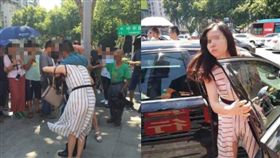  大老婆抓姦遭夫鎖喉　小三：我比較溫柔(圖/翻攝自微博)