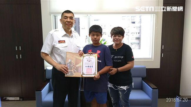 暖心弟火場送冷飲　他們滿頭汗好辛苦