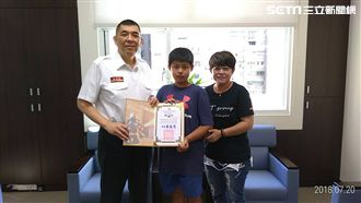 暖心弟火場送冷飲　他們滿頭汗好辛苦