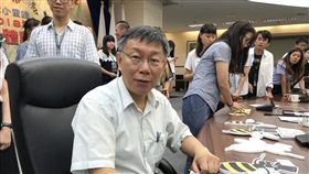 不當醫生改當市長　柯文哲坦言很難適應台北市長柯文哲（前）19日在公開活動中表示，同樣都是努力工作，之前在台大醫院每個人看到他眼神都充滿感激，現在到台北市議會或其他地方，眼神都長那個樣子，心裡很難適應。中央社記者梁珮綺攝　107年7月19日