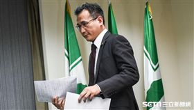 民進黨發言人鄭運鵬公布選對會決議。 （圖／記者林敬旻攝）