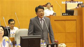 陸戰隊士兵錯殺案　潘孟安：有檢討空間屏東縣長潘孟安（中）4日在縣議會接受議員質詢時表示，屏東潮州鎮延平路2個加油站群毆、槍殺案，兩案發生中間，警方究竟採取什麼作為，縣警局還未向他報告，也許有檢討空間。中央社記者郭芷瑄攝　107年6月4日