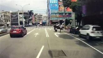 持槍男搶合作金庫　行員攔阻畫面曝光