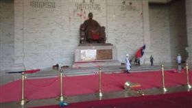 青年獨派成員李嘉宇、陳俞璋等5人前往中正紀念堂，拿彩蛋朝蔣介石銅像丟擲遭逮捕，訊後依社維法函送法辦（翻攝畫面）