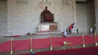 陵寢潑漆被起訴　獨派突襲中正紀念堂