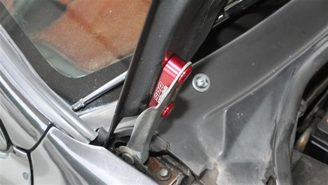 愛車冷卻10妙招10：引擎蓋墊高器
