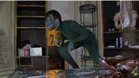 法國網紅艾力克斯（Alex Ramirès）低成本神還原《侏羅紀》（圖／翻攝自YouTube）
