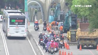 施工旁機車障礙賽　騎士險遭怪手擊中